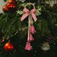 thumbnail image 1 of Adorno navideño colgante pequeño con campanitas, lazo de terciopelo, piñas y árbol de Navidad., 1 of 6