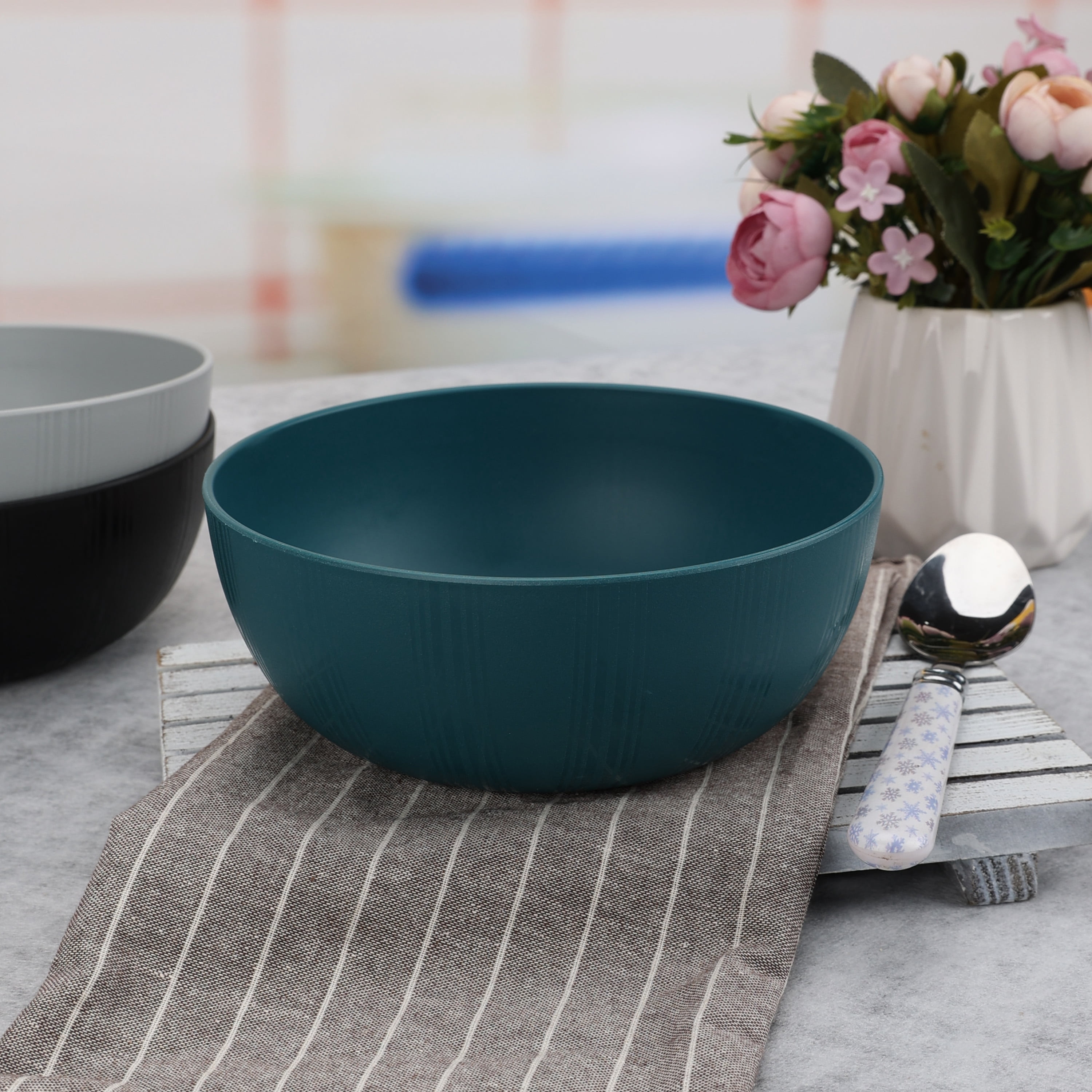 Assiette ronde en plastique bleu Mainstays, avec motif à rayures gravées, 26,7 cm (10,5 pouces)