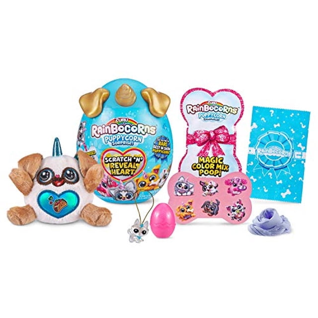 rainbocorns sparkle heart surprise series 3 puppycorn surprise (puggy) por zuru cuddle dog rainbocorns multicolor peluche frontal con cápsula de huevo teal y orejas doradas, muñeco pug marrón y blanco con cuerno azul y parche de corazón bordado, tarjeta rosa con ilustraciones de coleccionables, huevo rosa pequeño, dije mini, folleto azul y masa morada simulada. A menudo se usa como peluche coleccionable y juguete para niños.