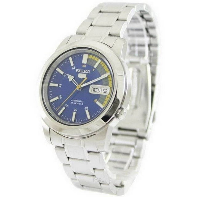 seiko reloj 5 automático de 21 joyas snkk27 snkk27k1 snkk27k para hombre Reloj Seiko 5 automático con esfera azul y marcadores plateados, display analógico, ventana de día y fecha a las 3; caja y correa de acero inoxidable pulido, segundero con detalle amarillo, resistencia al agua 30 m, toma 3/4 frontal sobre fondo claro. A menudo usado también como reloj diario por su diseño robusto y correa de acero adecuada para uso recreativo.