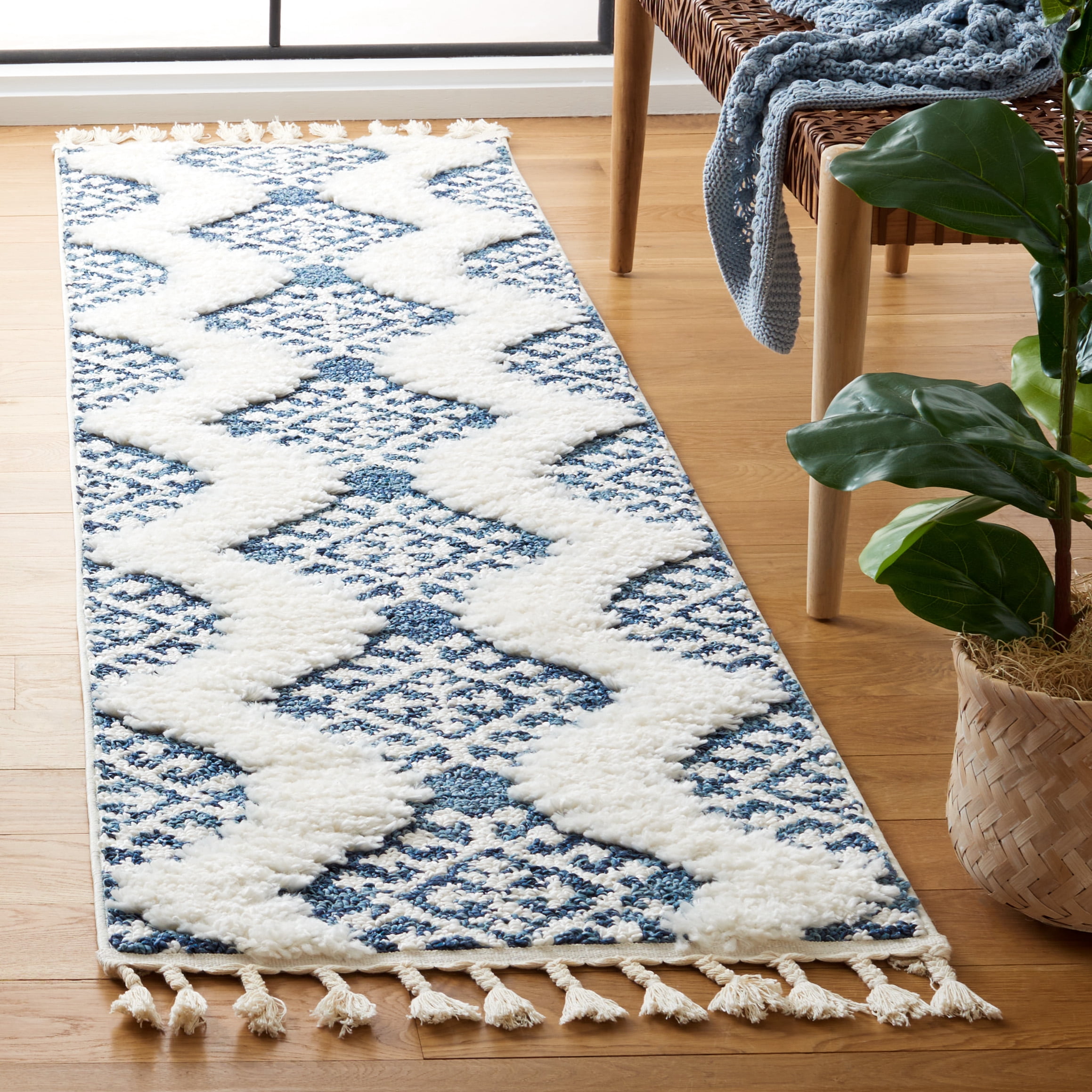 SAFAVIEH Moroccan Tassel Desmond Southwestern Shag Runner Rug, Blue/Ivory, 2'3" x 8'