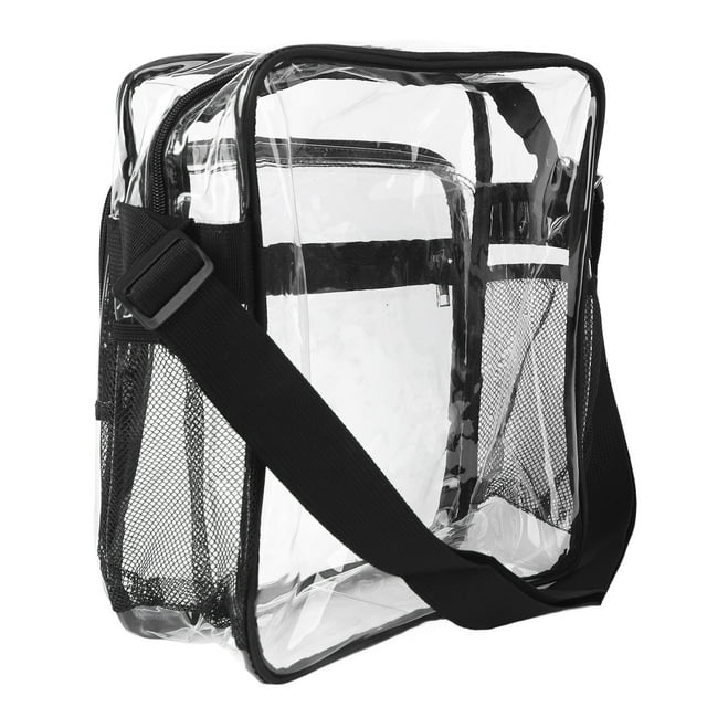 bolso de hombro transparente bolso de hombro transparente de moda con cuerpo transparente de PVC, vista frontal 3/4 que muestra silueta cuadrada, cierre con cremallera doble, dos compartimentos principales, bolsillo frontal con cremallera y bolsillo lateral de malla, correa de hombro de malla ajustable en negro y ribetes cosidos visibles, a menudo usado para conciertos, aeropuerto o uso diario.
