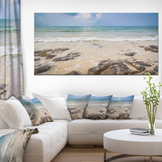 Rochers sur une Plage Tropicale Typique