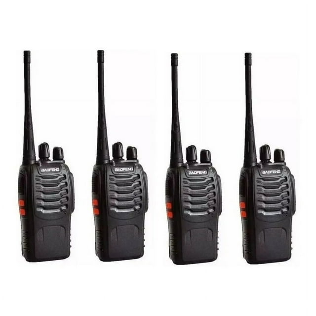 transmisor de radio walkie talkie baofeng bf-777s x4 Pack de cuatro radios negras en vista frontal alineada con antena larga, perilla de canal y volumen en la parte superior, botones laterales naranjas y rejilla de altavoz; especificado con 16 canales, alcance hasta 3 km y batería 1500 mAh, linterna LED integrada; a menudo usadas para coordinar equipos en obras, seguridad o excursiones.
