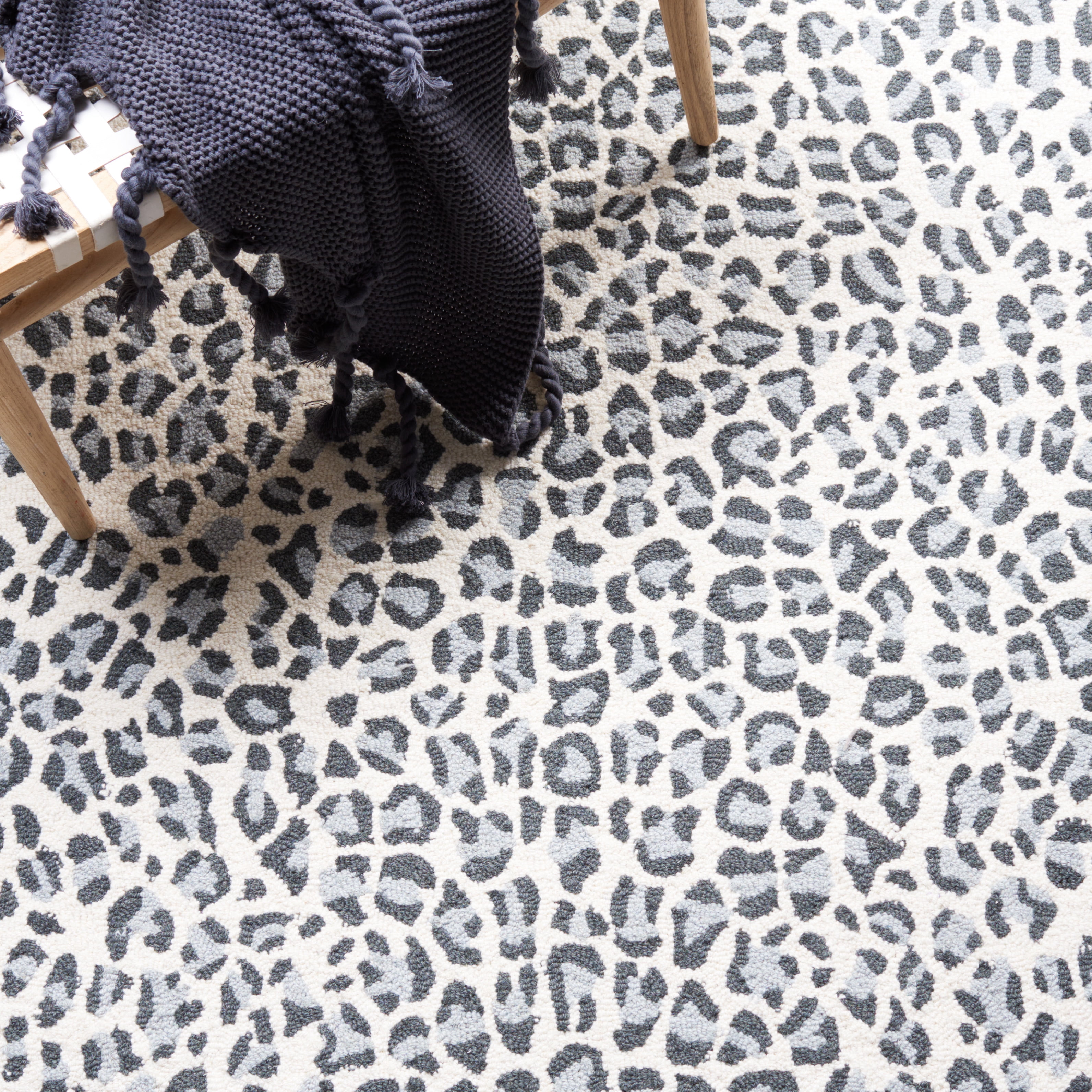 SAFAVIEH Metro Drew Animal Runner Rug, Grey/Ivory, 2'3" x 9'
