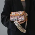 thumbnail image 4 of Bolso bandolera con diseño artístico y estampado de osos con sentido literario para mujer, bolso de hombro para compras, bolso para teléfono, mini bolso rosa de gran capacidad 2024, 4 of 5
