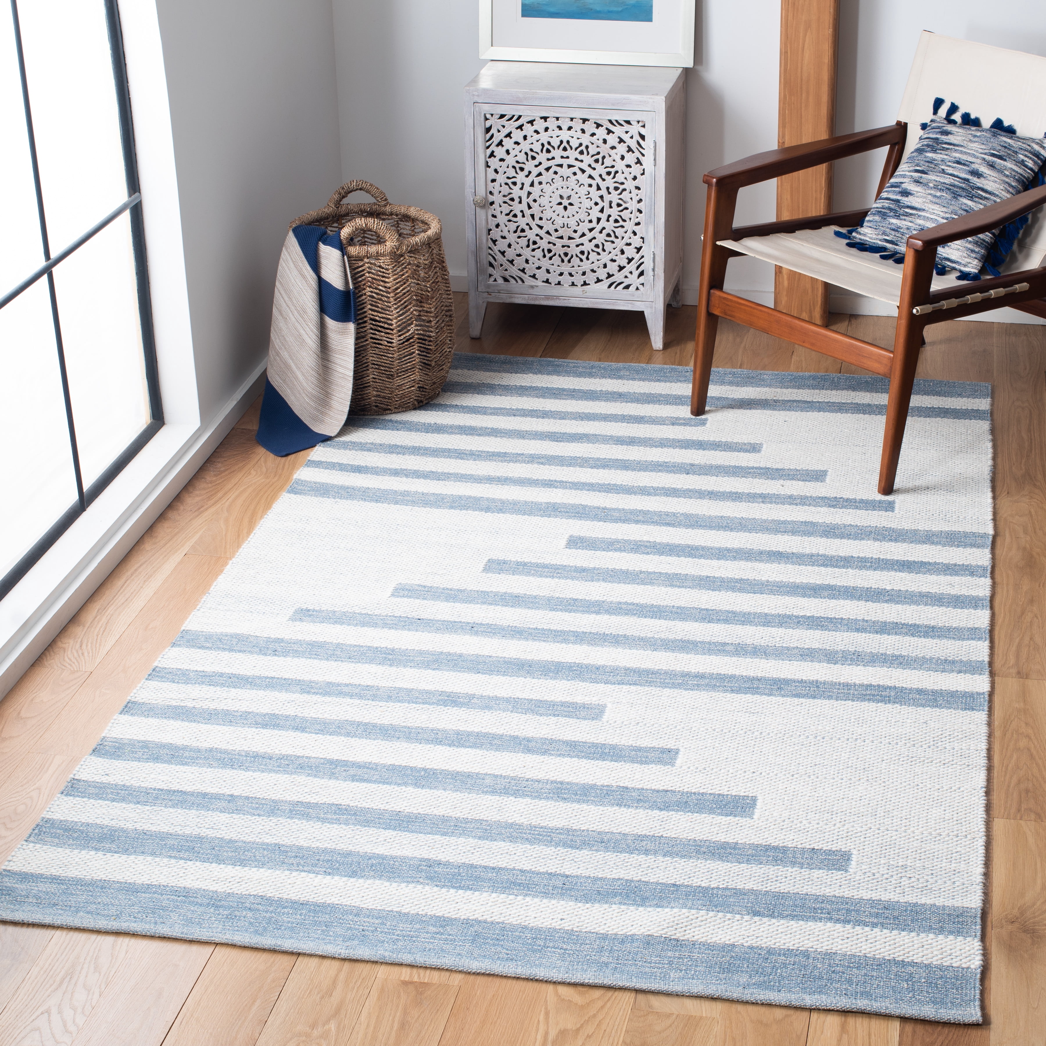 SAFAVIEH Striped Kilim Talia Striped Area Rug, Ivory/Blue, 6' x 9'