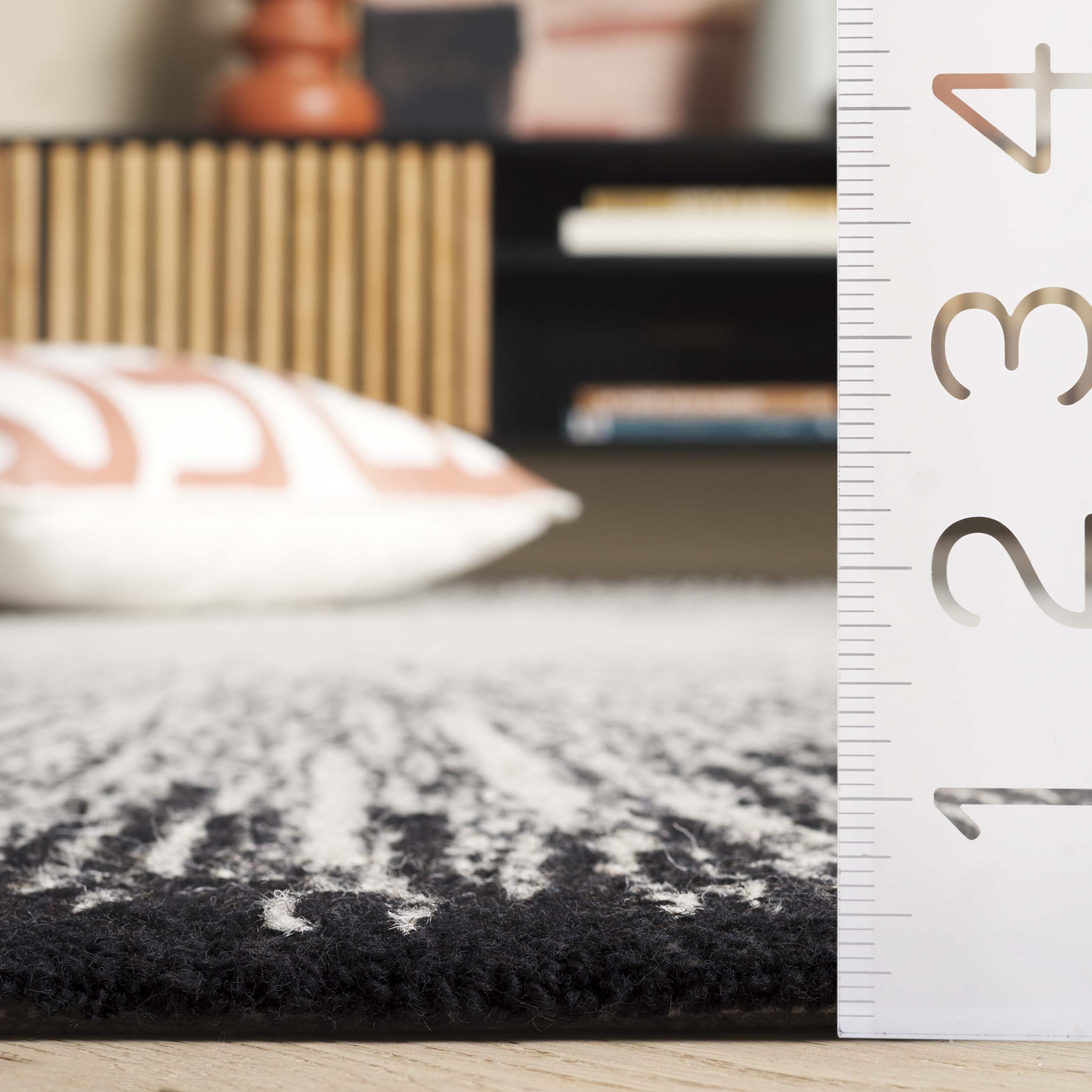 SAFAVIEH Abstract Olivera Radiate Area Rug, Ivory/Black, 4' x 6'