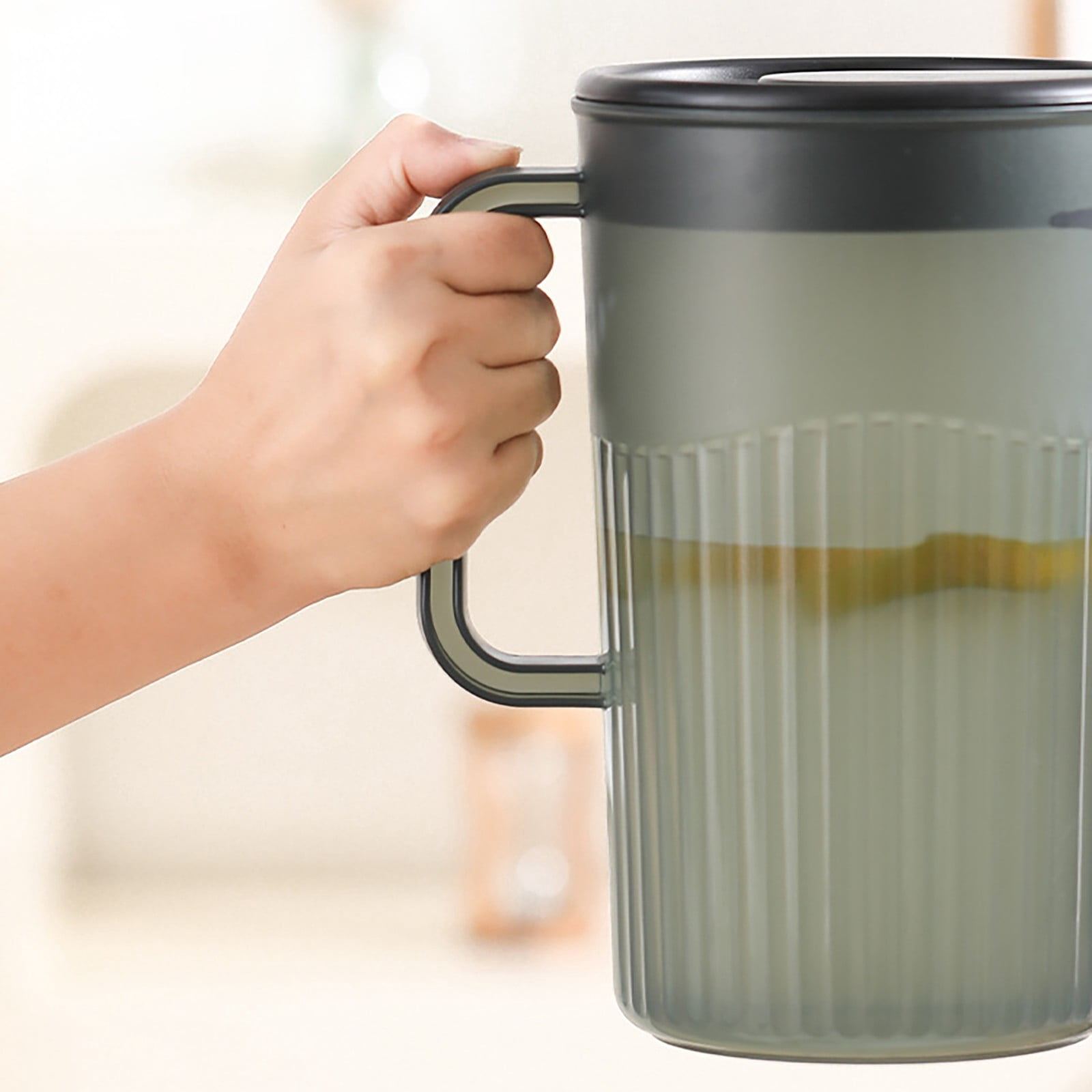 XIPYYKM 2.5L Plastic Pitcher with Lid Large Capacity High Temperature Cold for Juice Tea Exquisite Appearance, with 4Pcs Cup