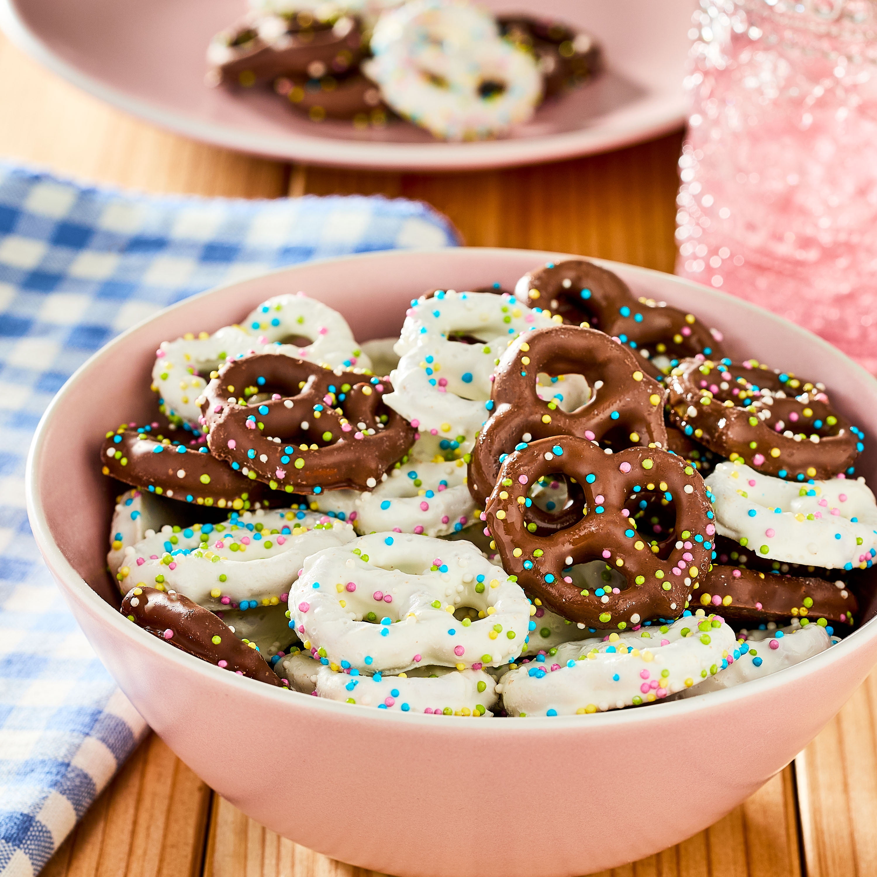 Freshness Guaranteed Mixed Frosted Pretzel Bowl, 14 oz