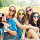 thumbnail image 2 of Gafas de sol QYVEWY Retro años 70 y 90 para adultos (20 pares) rojas, 2 of 6