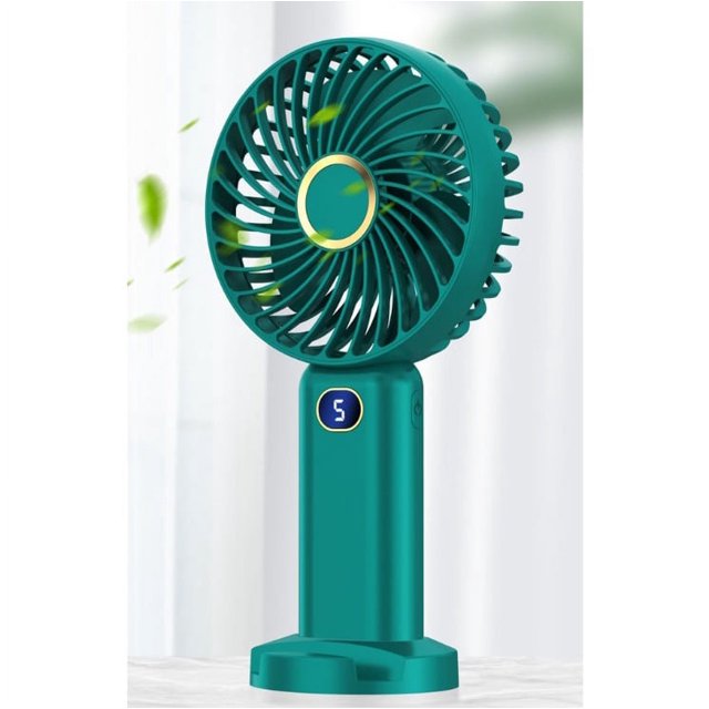 ventilador de mano, mini ventilador portátil recargable por usb, ventilador de bolsillo pequeño de 5 velocidades con base verde Frente centrado del ventilador de mano Yongsheng (color XYS-070240) en verde, cuerpo cilíndrico con rejilla circular y aspas internas, pantalla digital en la empuñadura que muestra “5”, botón lateral visible y base de apoyo desmontable; acabado liso mate y conector USB. Ideal también como ventilador de escritorio portátil.
