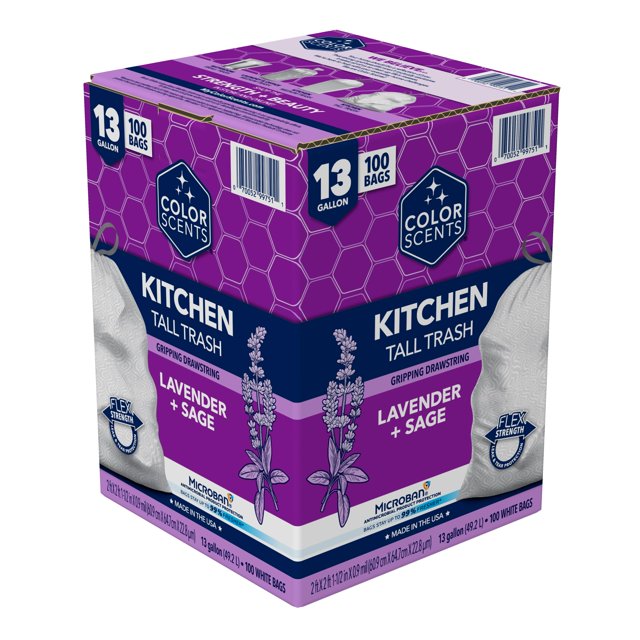 bolsas de basura color scents tall kitchen, 13 galones, 100 bolsas Caja cúbica morada con patrón hexagonal que muestra paquete de 100 bolsas blancas; texto 'KITCHEN TALL TRASH' y 'LAVENDER + SAGE', ilustraciones de flores de lavanda, ícono '13 gallon / 100 bags', sello 'Microban' y mención de cordón elástico para cierre; también se usa frecuentemente para recoger residuos ligeros o limpiar áreas del hogar.