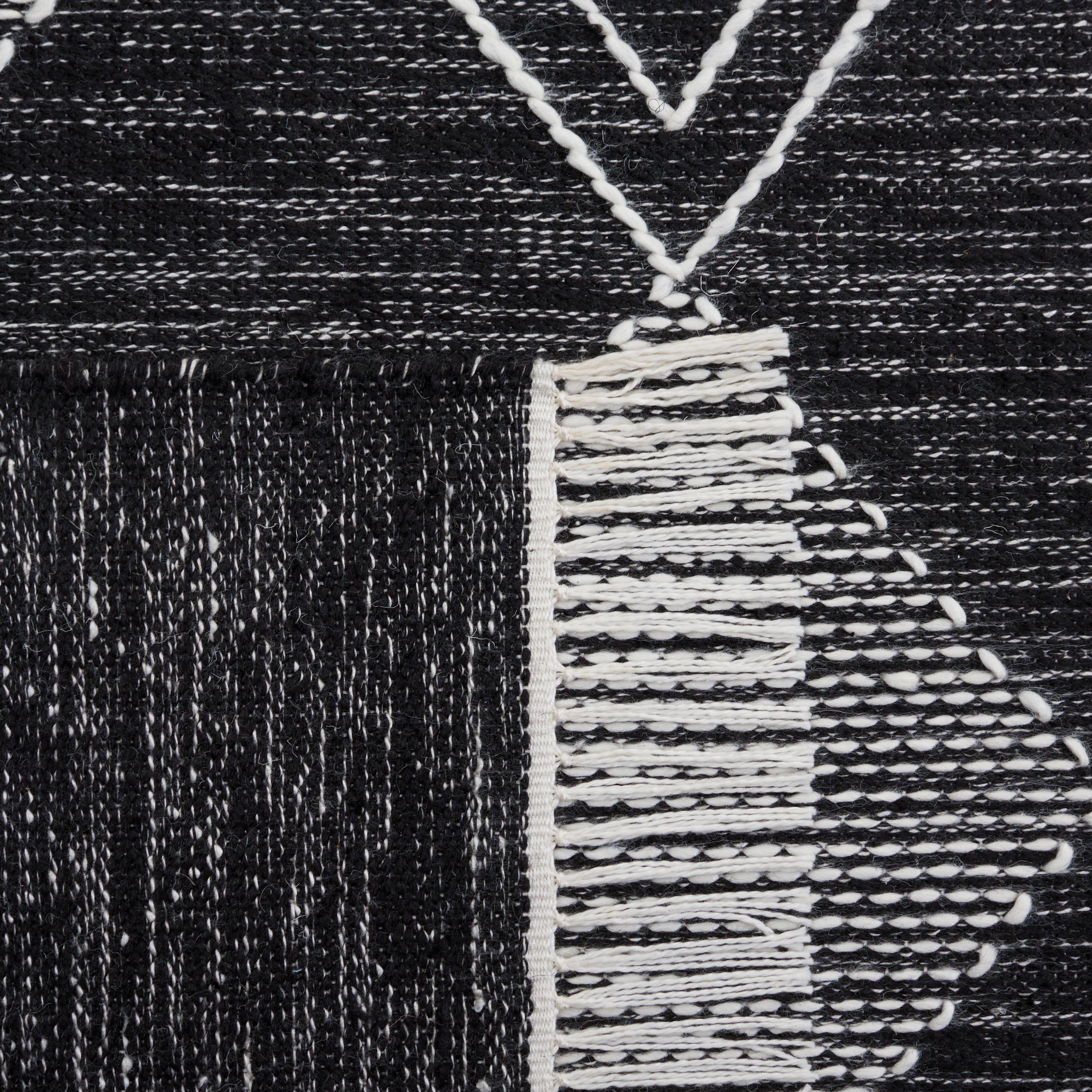 SAFAVIEH Kilim Elouise Diamond Polyester Area Rug, Black/Ivory, 5' x 8'