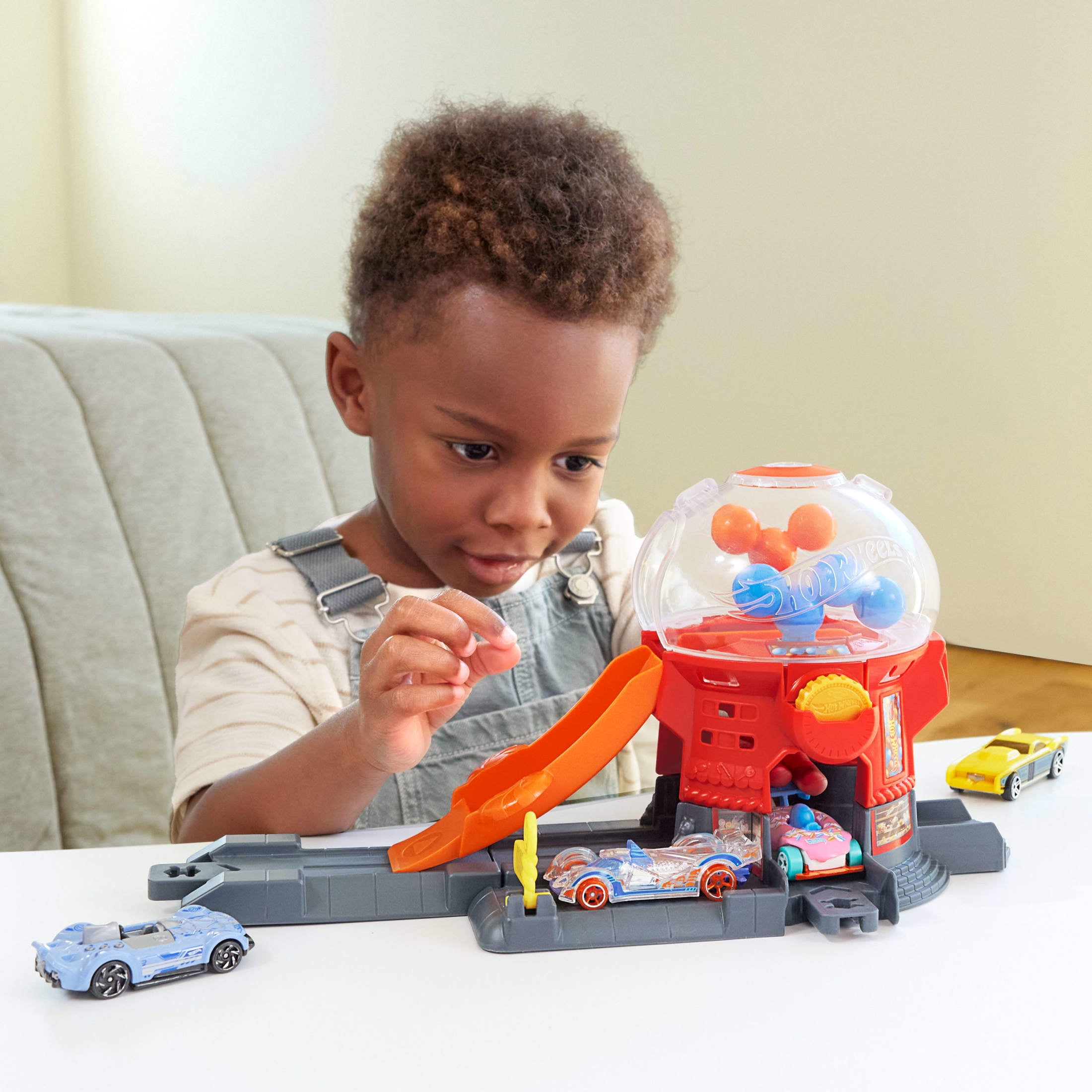 Hot Wheels Downtown Candy Shop Playset & 1:64 Scale Die-Cast Toy Car, Speed Snap Track
