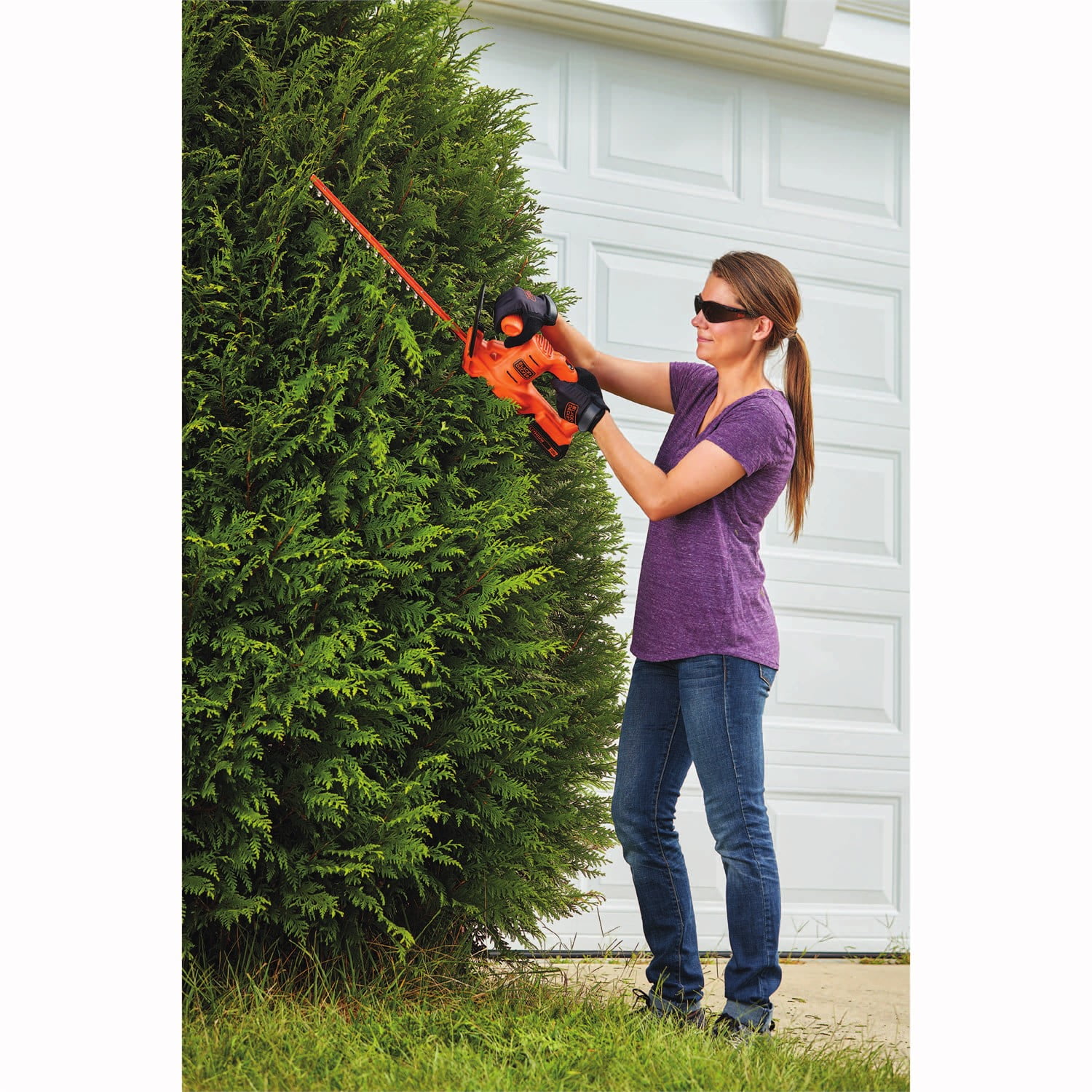  BLACK+DECKER 20V MAX Cordless Pole Hedge Trimmer, 18-Inch  (LPHT120) & 20V Max Lithium Sweeper (LSW221) : Patio, Lawn & Garden