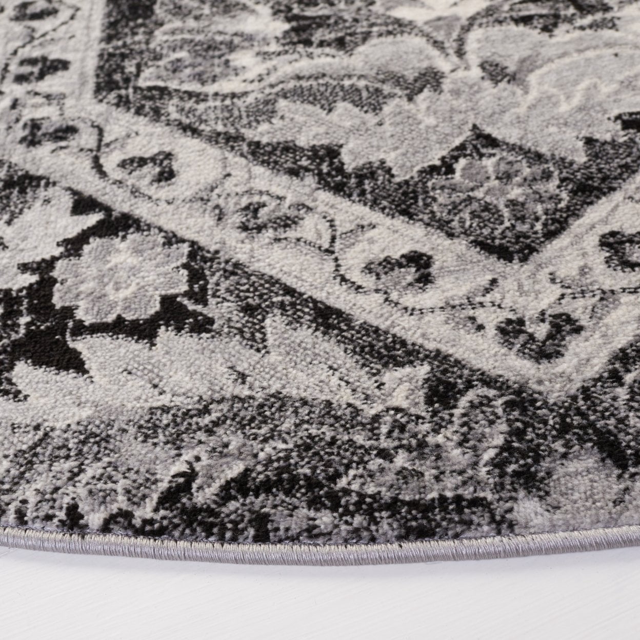 SAFAVIEH Brentwood Zharko Oriental Area Rug, 4' x 6', Black/Ivory