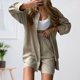 thumbnail image 5 of Revers Chemise + Short Camisa de solapa para mujer + Pantalones cortos 2 piezas Top de manga larga + Pantalones cortos Conjunto de ropa deportiva (Beige M) Ygjytge para Mujer Beige T L, 5 of 6