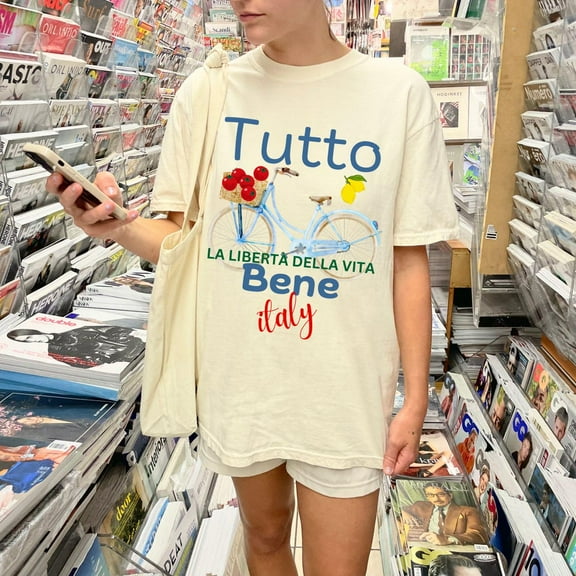 DOPASHIRT Tutto Bene Bicycle Graphic Tee, La Dolce Vita Shirt, Retro Italy Apparel, Dolce Far Niente, Summer Tee, Travel To Italy Vacation Clothing Unisex S-5XL Hot Trending Shirt