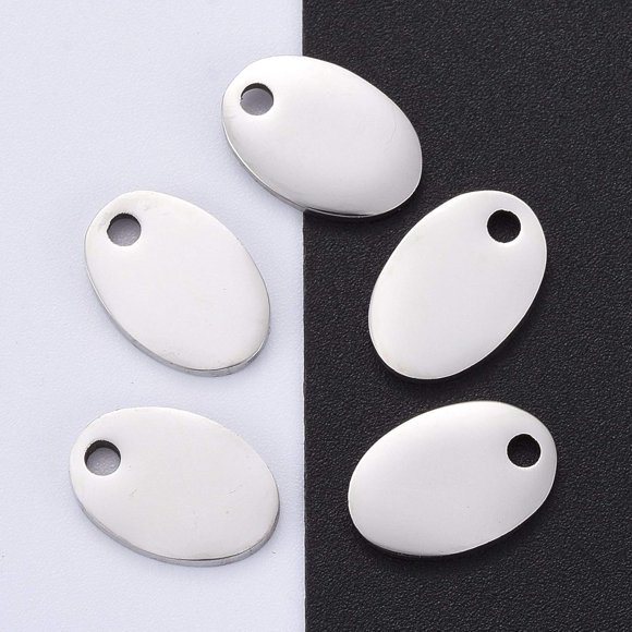 5 unidades de etiquetas ovaladas planas en blanco para estampar, 13 x 9 x 2 mm, acero inoxidable 304. Pequeños colgantes ovalados planos de metal con orificio de 1,3 mm. Color acero inoxidable.