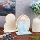 thumbnail image 2 of Kit de pintura DIY: 8 moldes de madera, 2 botes de plástico, 6 mini vasos de pintura vacíos con tapa y 2 pinceles de plástico., 2 of 7