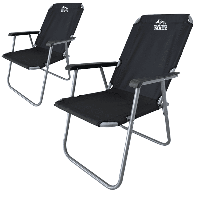 2 silla plegable de playa camping exterior resistente cómoda negro, par de sillas plegables negras con estructura tubular plateada, asiento y respaldo de tela negra con logo blanco en el respaldo, apoyabrazos con cubiertas negras, vista 3/4 frontal con una silla en primer plano y otra al fondo; también comúnmente usadas para eventos al aire libre o camping ligero.