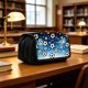 thumbnail image 1 of Estuche para Lápices de Fútbol para Niños: Estuche de Papelería de Gran Capacidad con Doble Cremallera y Compartimentos, Bolsa para Bolígrafos con Temática de Fútbol para La Escuela, Organizador Depo, 1 of 7