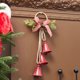 thumbnail image 5 of Adorno navideño colgante pequeño con campanitas, lazo de terciopelo, piñas y árbol de Navidad., 5 of 6