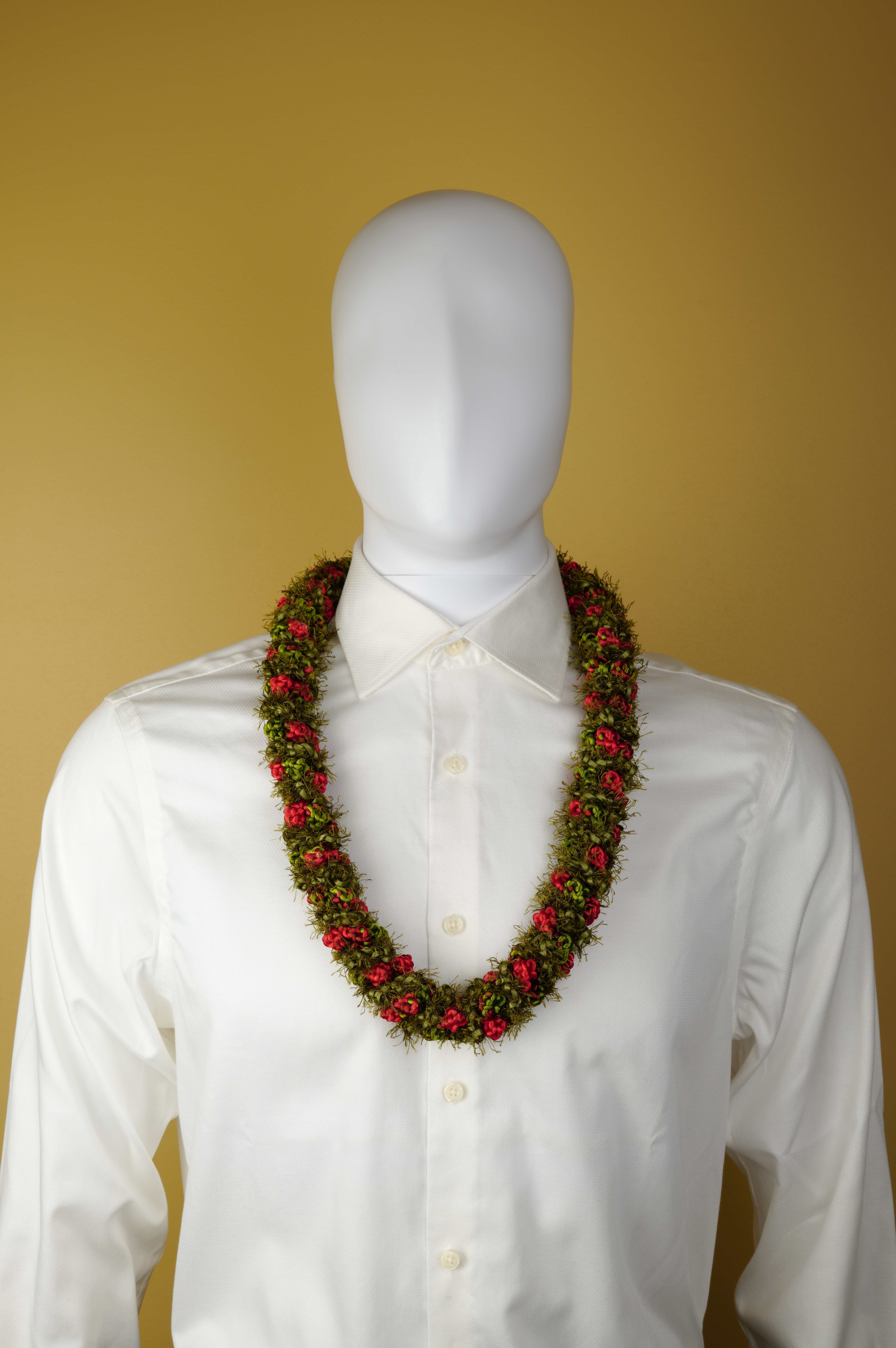 Funcraft Single Crochet Red & Olive Lei, 1 Each