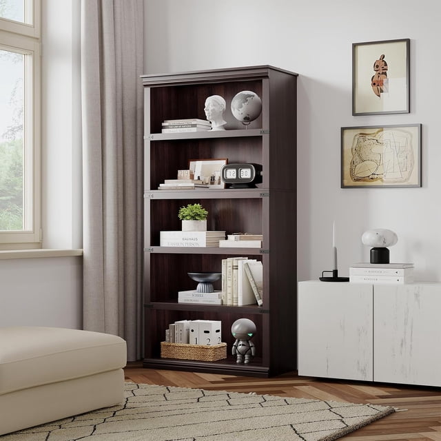 librería de madera de 5 niveles affinityfurn estantería independiente color rojo, vista frontal 3/4 con cinco estantes abiertos y moldura colonial superior; construida en MDF de alta densidad con marco de madera y barras transversales reforzadas que soportan hasta 45 libras por estante, estantes amplios para libros, fotos, plantas y objetos decorativos, base reforzada con panel posterior y kit de anclaje incluido; ideal para almacenamiento y organización en sala, dormitorio u oficina, a menudo usada también para exhibir colecciones pequeñas.