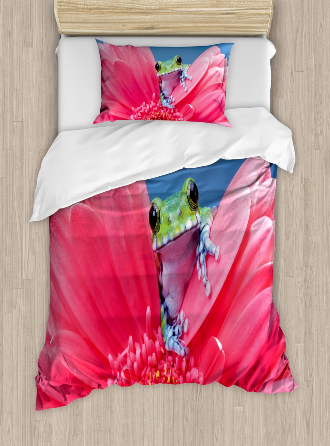 Animal Duvet Cover Set, Cute Tiny Little Tree Frog on Gerbera Flower