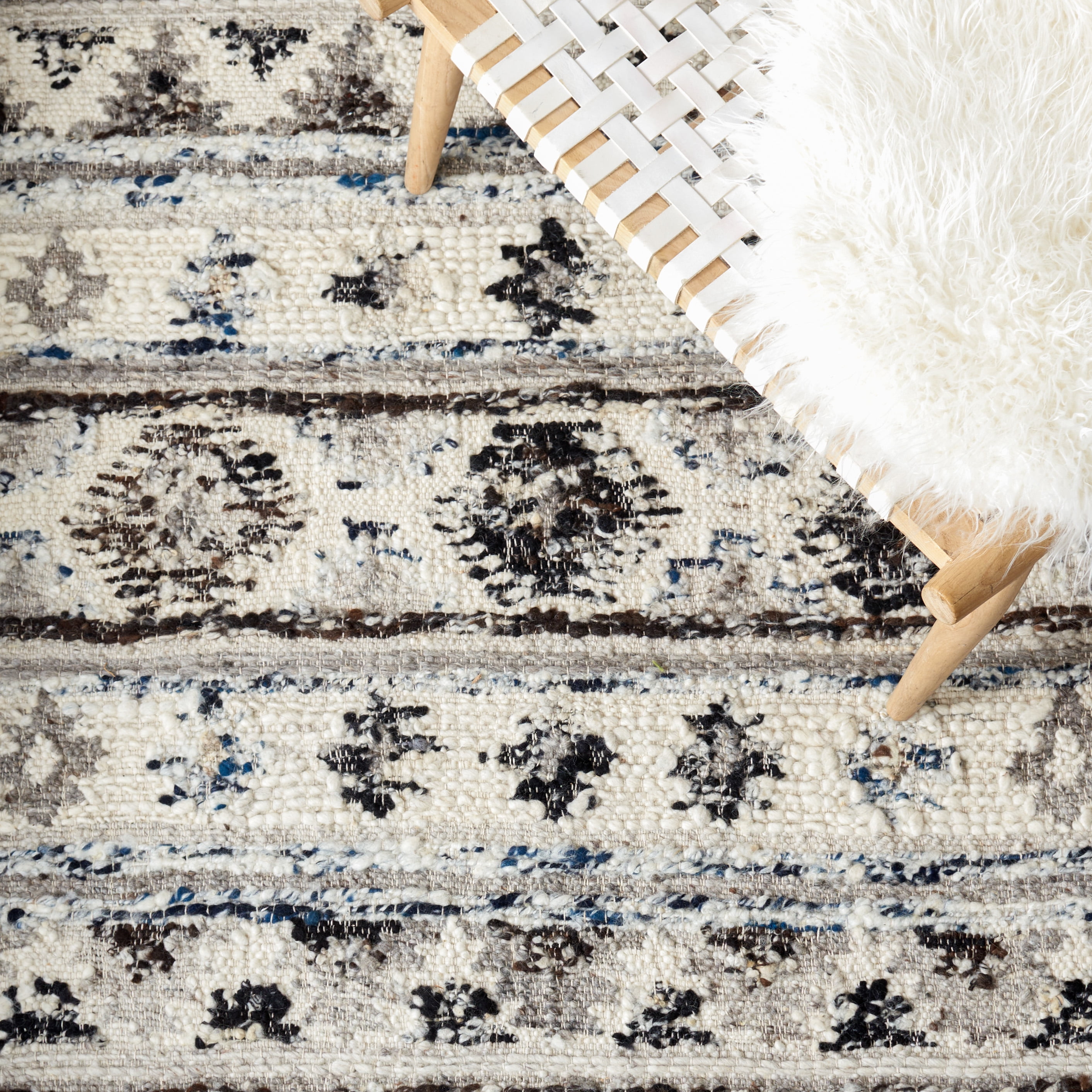 Safavieh Manhattan Cenric Southwestern Area Rug, Ivory/Black, 5' x 8'