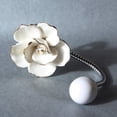 thumbnail image 3 of Hermoso gancho de pared de cerámica con flores, gancho decorativo cromado para bata, bufanda, bolso, sombrero, etc. para cocina, baño, oficina (blanco camelia), 3 of 5