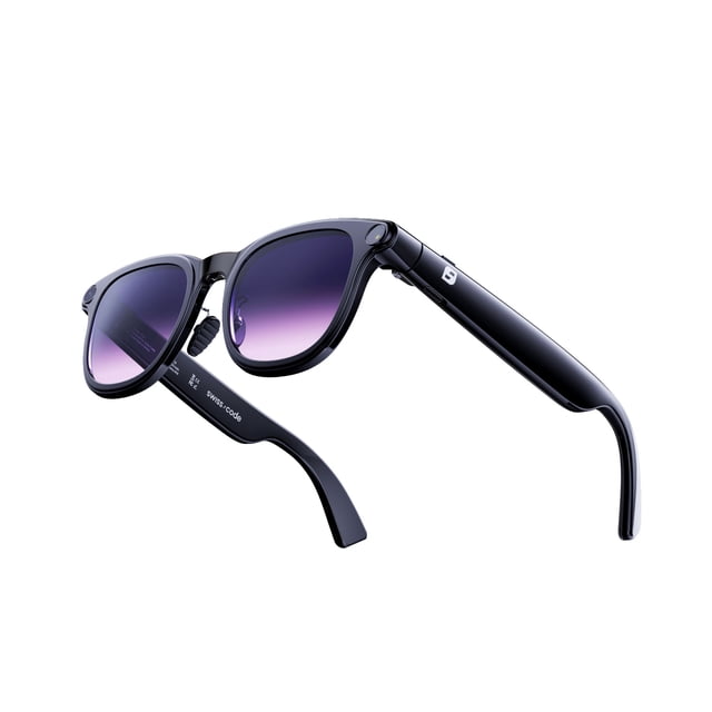 swiss code lentes inteligentes vion 3/4 derecha, montura negra brillante estilo Wayfarer con varillas gruesas y logo SWISS CODE en la patilla; lentes tintados morado degradado con filtro UV, cámara integrada en la esquina superior derecha y micrófonos discretos en la varilla, diseñados para llamadas, audio y funciones inteligentes enlazables por app; también suelen usarse como gafas de viaje prácticas para capturar momentos sin el celular.
