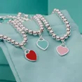 thumbnail image 4 of La pulsera clásica de corazón de estilo dulce y romántico está disponible en una variedad de colores y estilos para adaptarse a varias combinaciones., 4 of 5