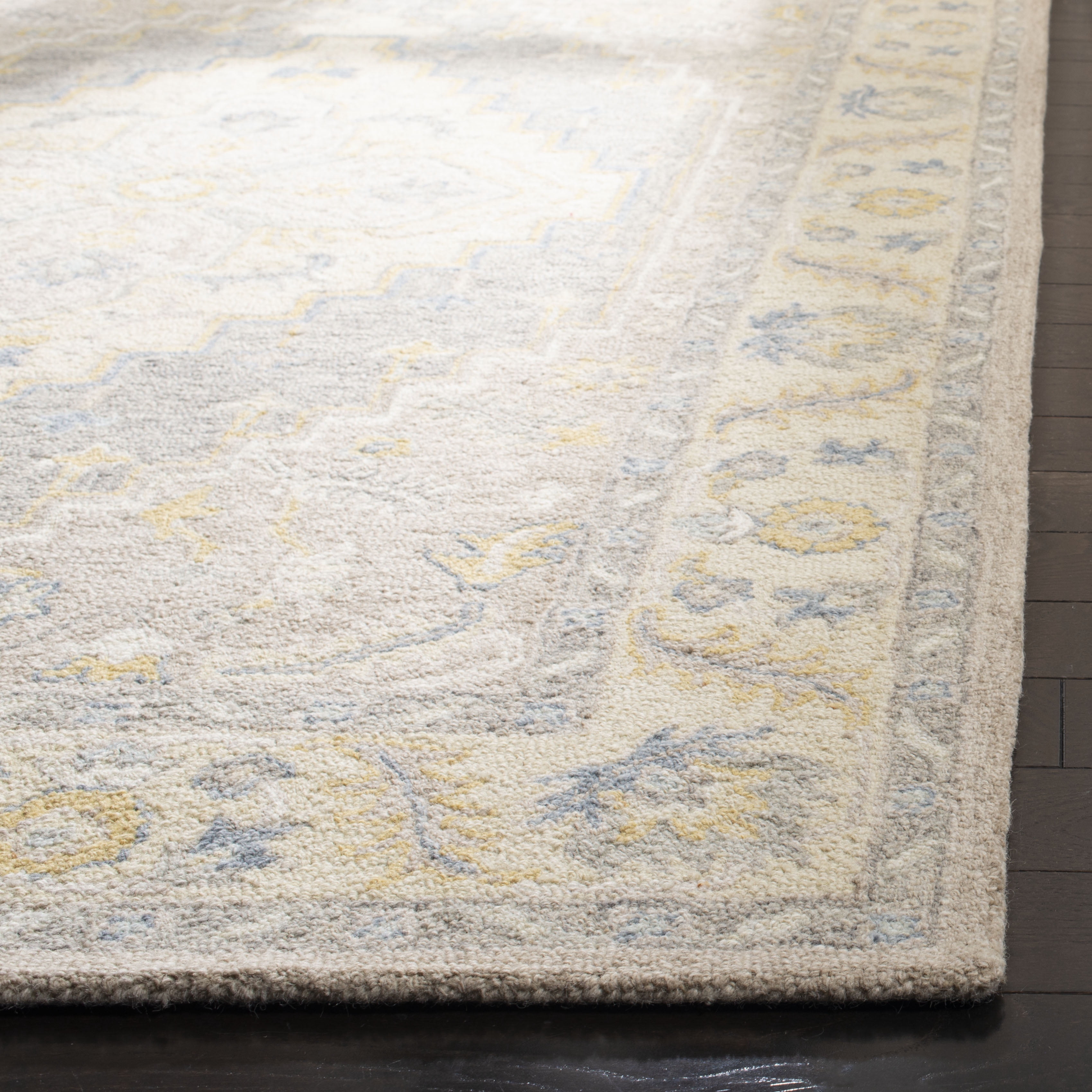 SAFAVIEH Micro-Loop Barnes Floral Bordered Wool Area Rug, Beige/Grey, 5' x 5' Square