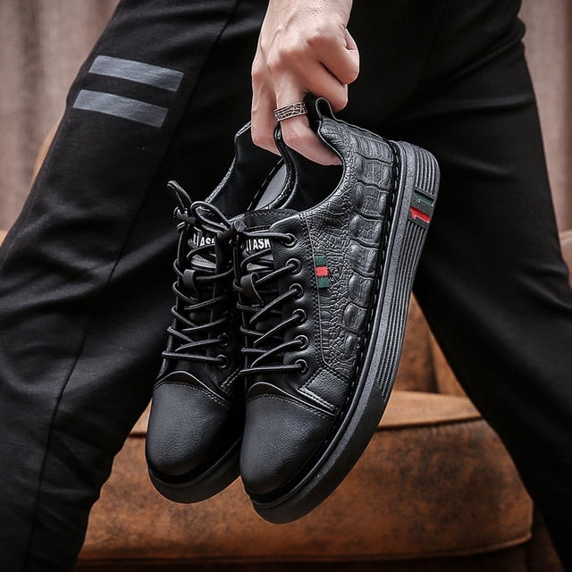 zapatos de estudiante de primavera para hombre, zapatillas informales con estampado de cocodrilo, transpirables y a la moda para hombre Par 3/4 frontal de zapatillas negras Zhivalor; silueta baja en PU cuero con textura de cocodrilo, puntera lisa, cordones negros y suela de goma estriada con pequeño detalle rojo y verde en el lateral, sostenidas por la lengüeta sobre fondo interior neutro, aptas para uso diario de adultos jóvenes.
