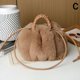 thumbnail image 4 of Bolso bandolera de felpa estilo coreano, suave bolso de piel sintética de conejo, bonito diseño de nube, versátil para llevar en otoño e invierno., 4 of 5