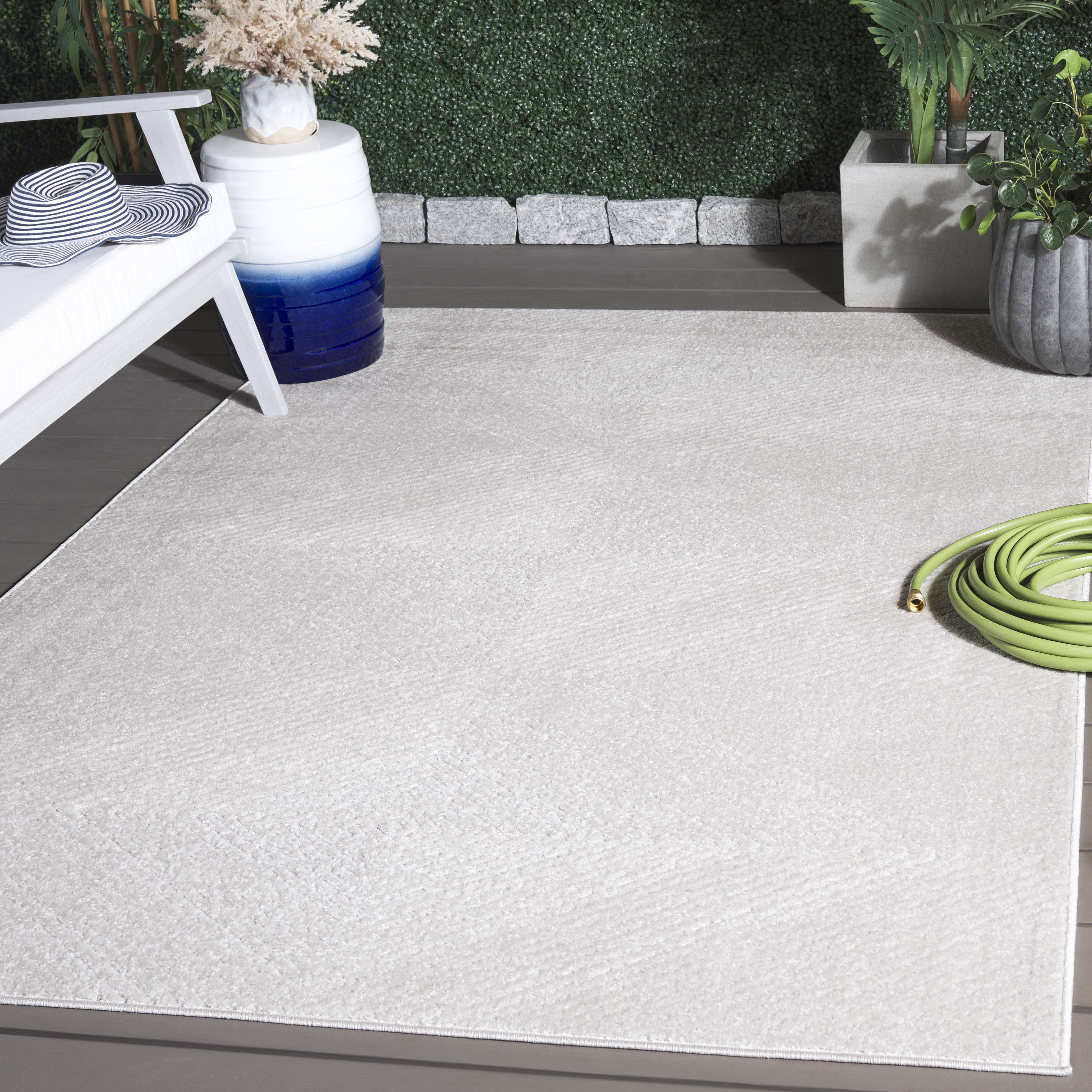 SAFAVIEH Stella Alannah Geometric Indoor/Outdoor Area Rug, Ivory, 4' x 6'