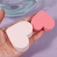 thumbnail image 2 of Juego de 2 esponjas de maquillaje faciales con forma de corazón (4 unidades, rosa y beige), 2 of 6
