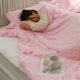 thumbnail image 4 of Manta decorativa suave de terciopelo franela, ligera y acogedora para sofá o cama, ideal para todas las estaciones. Medidas: 130 x 160 cm. 1 unidad. Rosa clar Rkxzt, 4 of 9