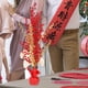 thumbnail image 4 of Bayas artificiales Perfecl rojas navideñas para decoraciones de árboles de Navidad, 4 of 8