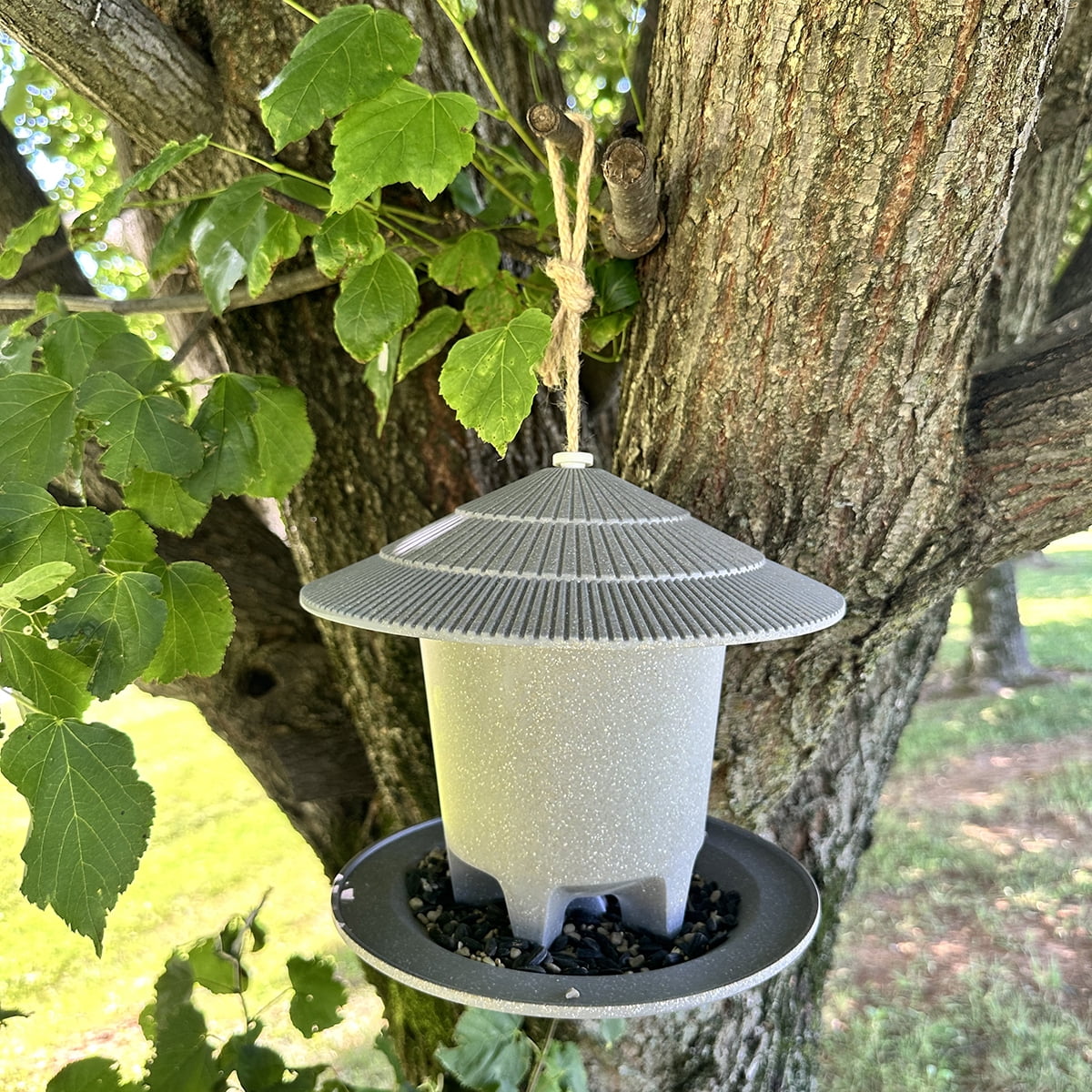 Tierra Garden Deluxe Round Bird Feeding Station, Straw, 1-Piece, 8.6 in Capacity