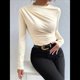 thumbnail image 4 of Camiseta Informal de Larga con Cuello Alto y Fruncido para Mujer, Corte Entallado y Color Liso Albaricoque M, 4 of 10