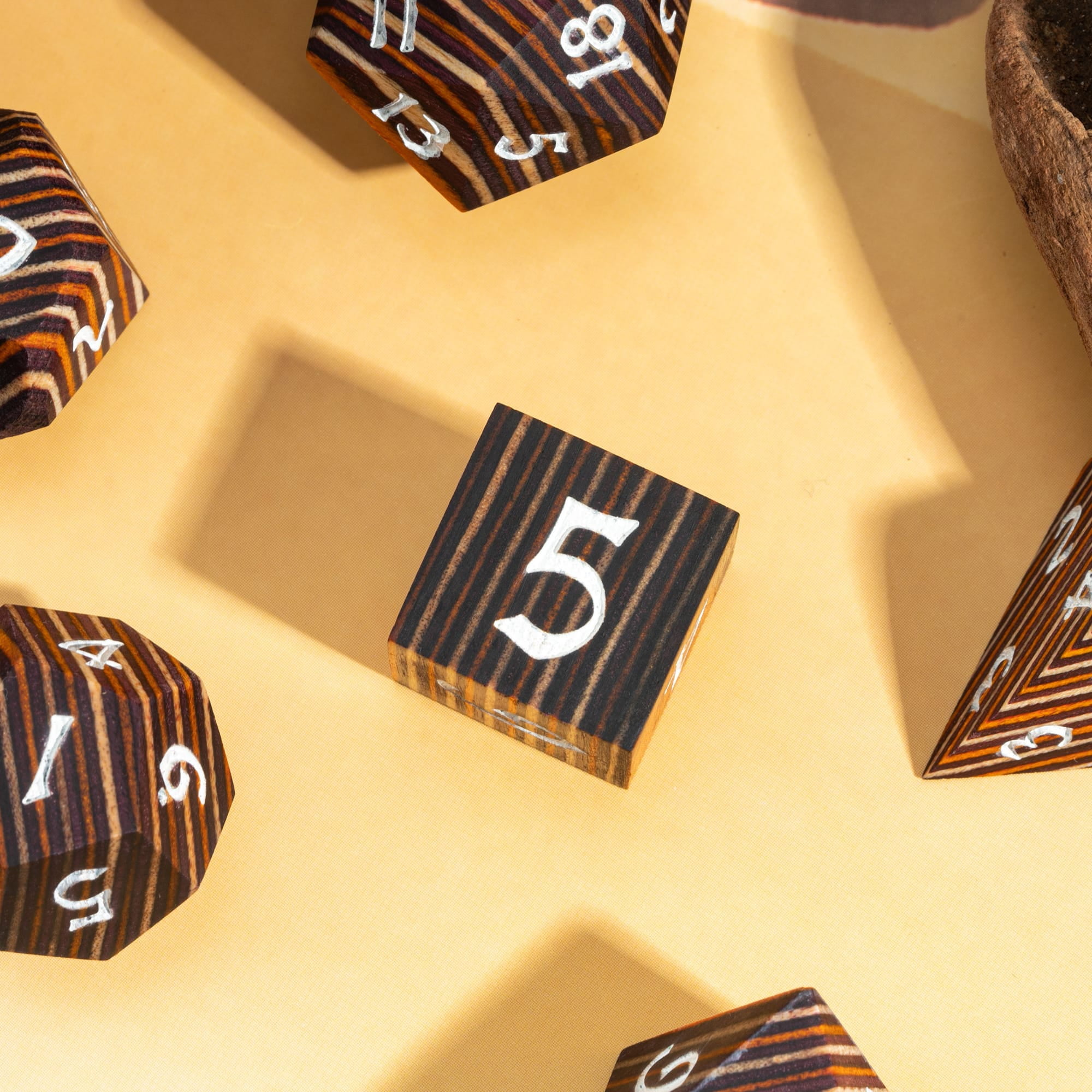 Cusdie 7Pcs/set Wooden DND Dice D&D Wood Dice D4 D6 D8 D10 D% D12 D20 Polyhedral Games Dice Set for Table Games MTG RPG