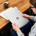 thumbnail image 4 of Kit de Estuche Transparente con Puntos para MacBook Air 13.6" M5/M4/M3/M2 A3449/A3240/A3113/A2681, 4 of 8