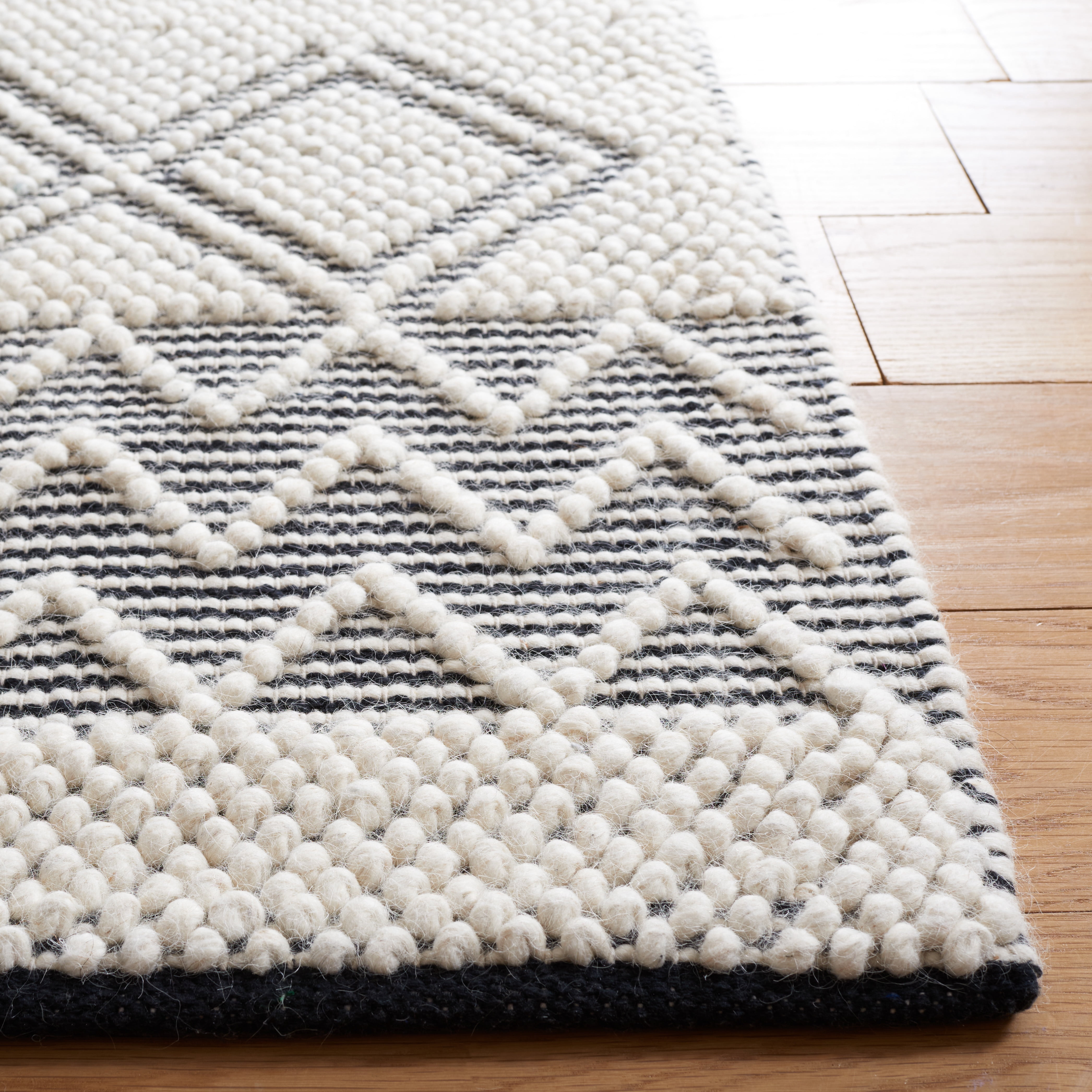 SAFAVIEH Natura Georgiana Diamond Area Rug, Black/Ivory, 5' x 8'