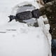 thumbnail image 4 of Pala de nieve con removedor de guantes Herramienta limpia Deshielo Azul Cola Pala de nieve, 4 of 8