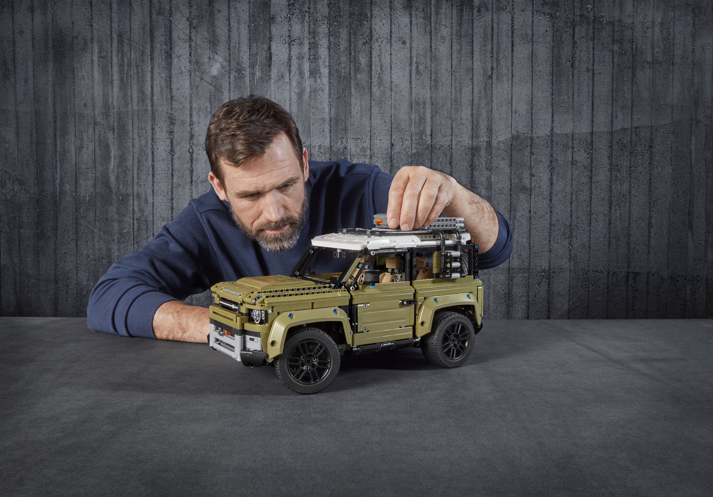 LEGO Technic Land Rover Defender 42110 - image 4 of 7