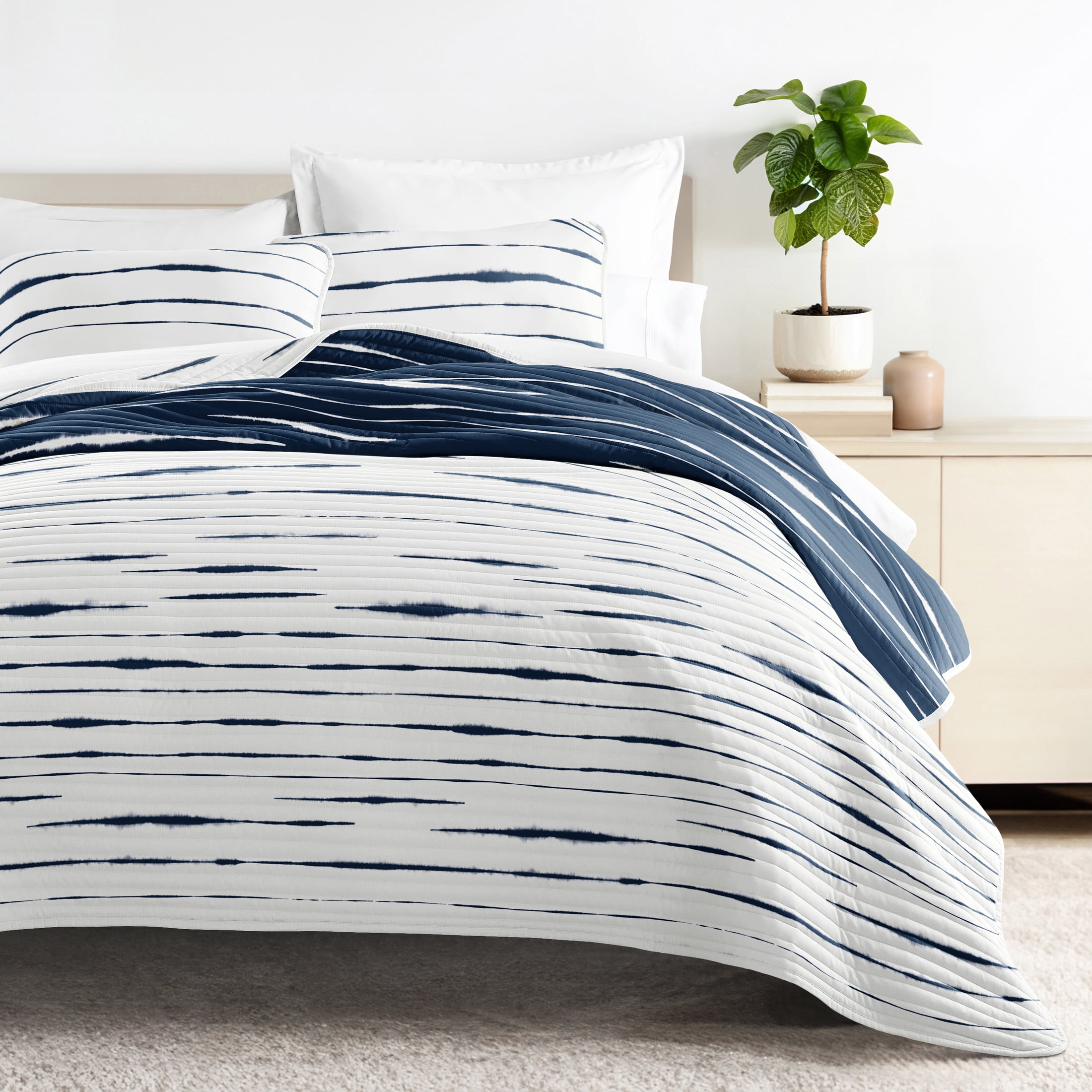 Lightweight Reversible Quilt Sets in Navy Horizon Patterned Coverlet for King/Cal King Size Beds by Comfort Canopy